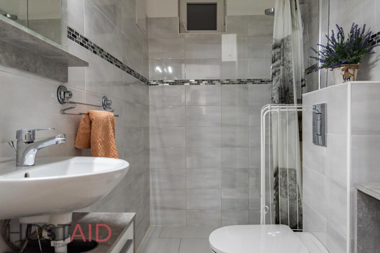 B17 Apartment - Hostaid Budapest Esterno foto