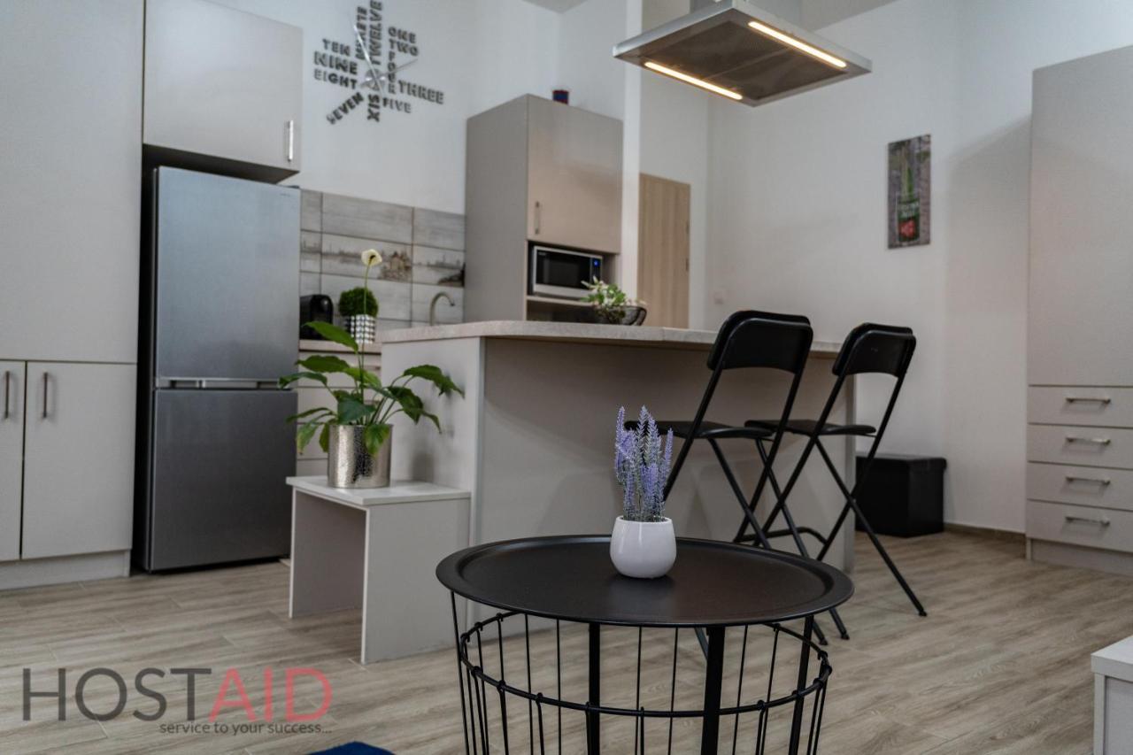 B17 Apartment - Hostaid Budapest Esterno foto